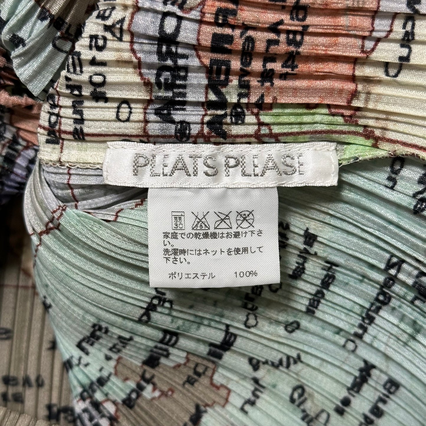 PLEATS PLEASE ISSEY MIYAKE World Map Print Three-Quarter Sleeve Top