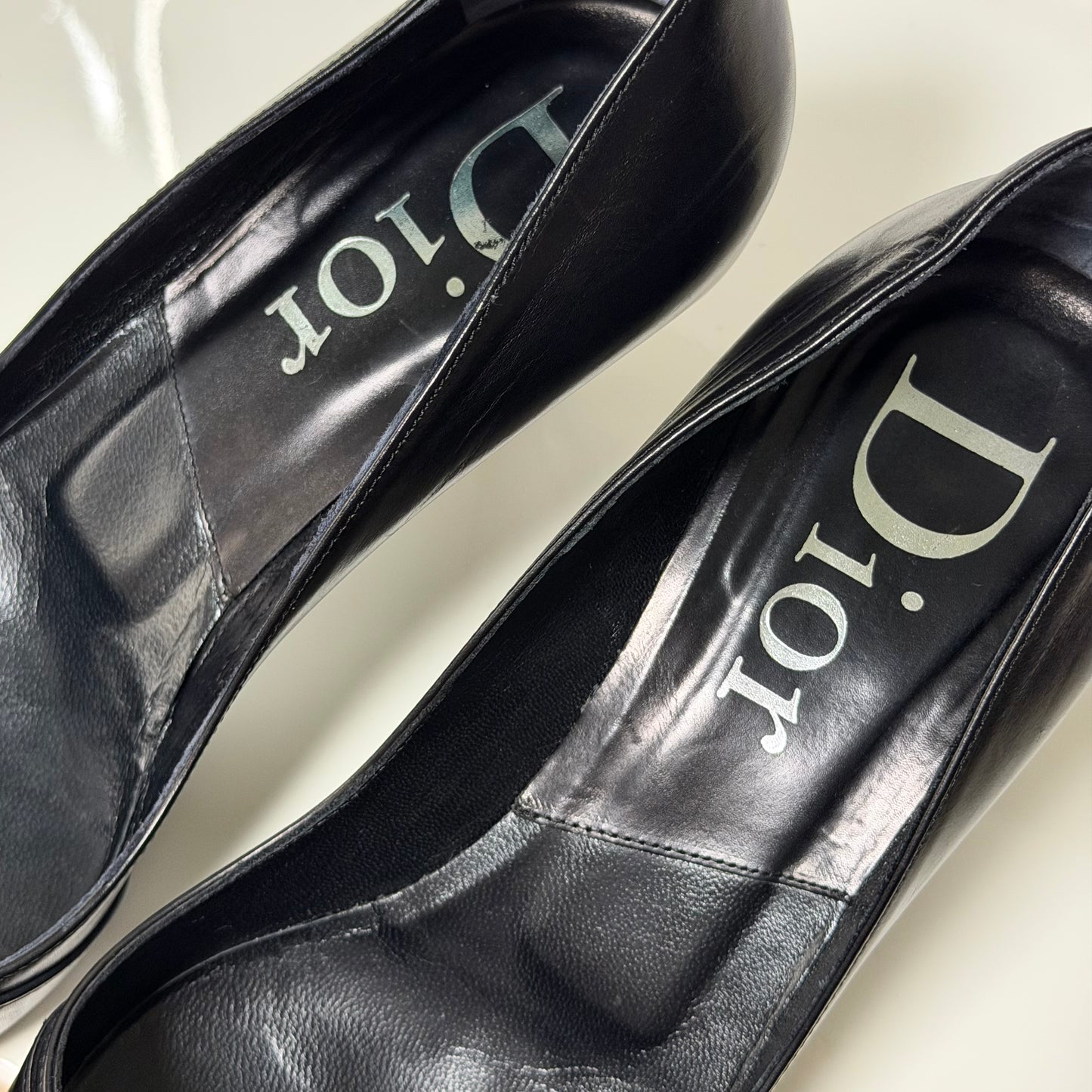 CHRISTIAN DIOR Vintage Logo Plate Leather Pointed Pumps