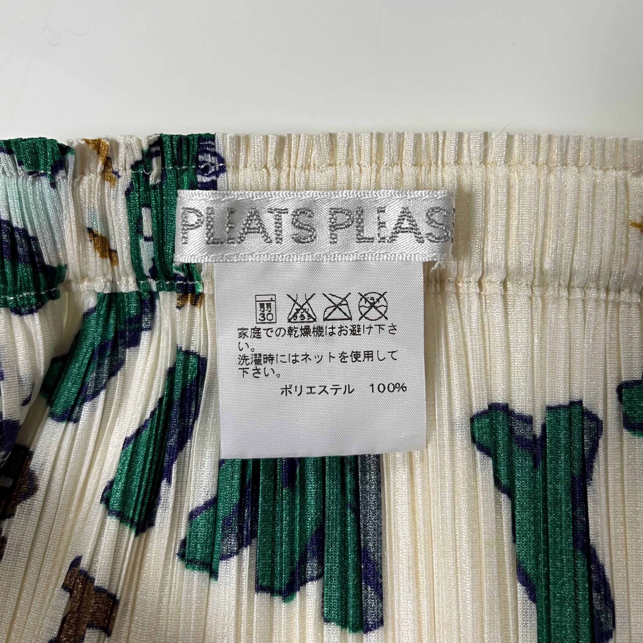 PLEATS PLEASE ISSEY MIYAKE × TERRY JOHNSON Fall Winter 2013 Print